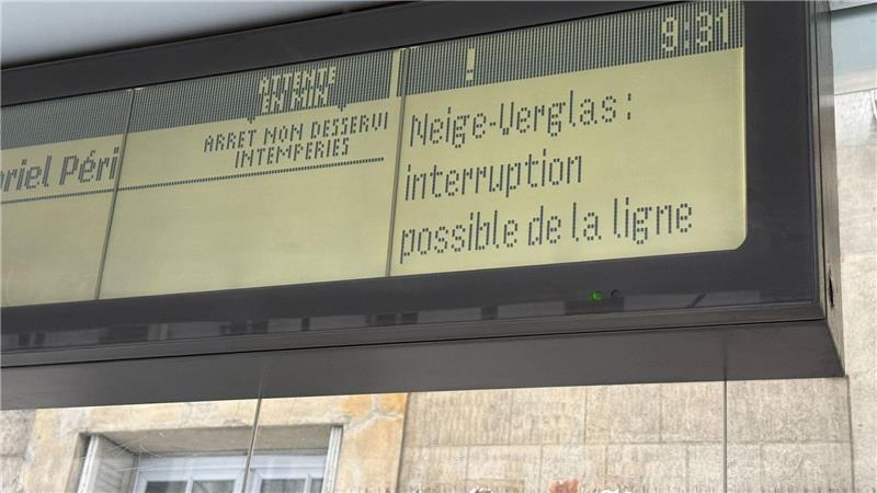 Auf den Bus können die Pariserinnen und Pariser wegen des Schnees am Morgen nicht setzen.