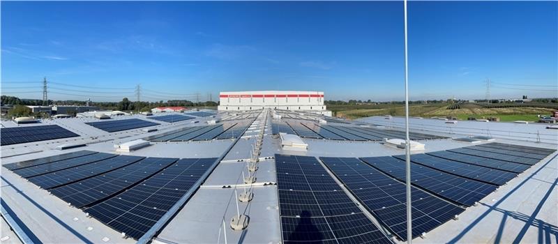 Auf den Dächern der Lagerhallen und des Bürogebäudes haben die Techniker von NDB Fotovoltaik-Module mit einer Gesamtgröße von 1725 Quadratmetern installiert. Foto: Timo Stephan