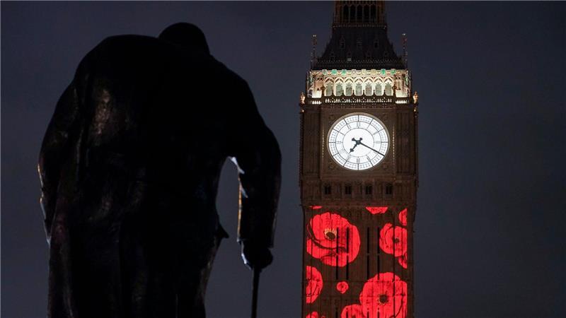 Auf den Elizabeth Tower, allgemein bekannt als Big Ben, werden anlässlich des 80. Jahrestages des Endes des Zweiten Weltkriegs rote Mohnblüten projeziert.