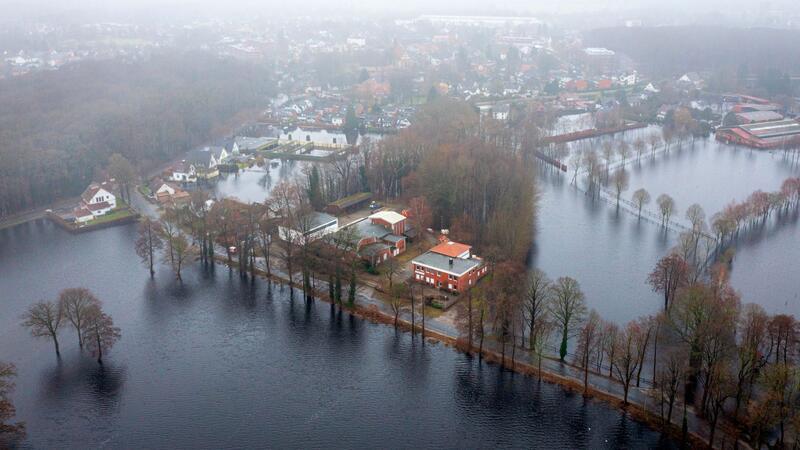 Keine Entwarnung in den Hochwasser-Gebieten Auf den Feldern in Lilienthal bei Bremen steht das Wasser.