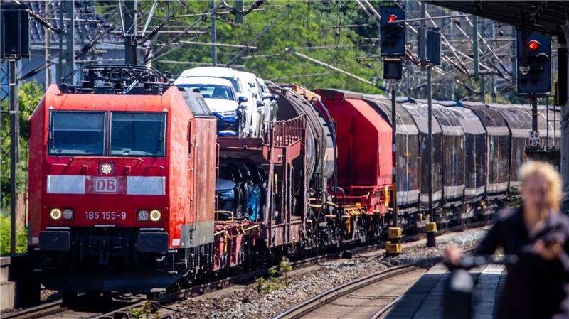 Sanierung Hamburg-Berlin - Längere Fahrzeit und Ersatzbusse Auf den Güterverkehr kommen erheblich weitere Umleitungen etwa über Hannover und Magdeburg zu.