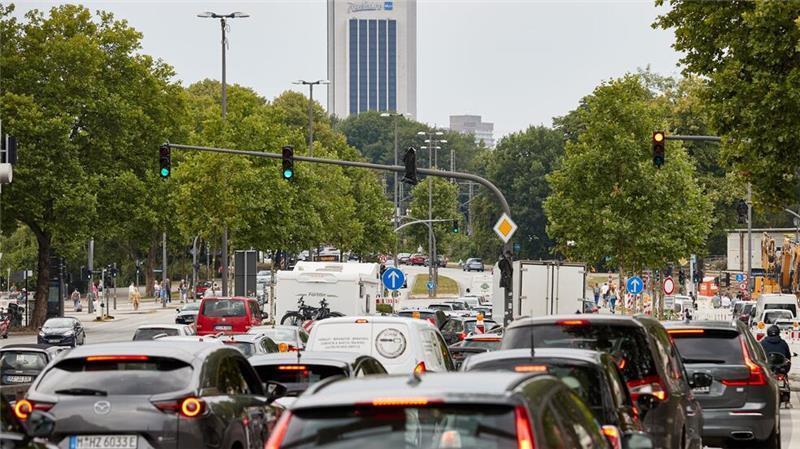 44 Stunden Zeitverlust: Autofahrer in Hamburg länger im Stau Auf den Hamburger Straßen wurde es auch 2024 wieder eng. (Archivbild)