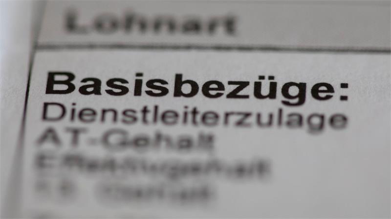 Erste Hilfe für Pflege – Wer mehr zahlen sollen Auf den Lohnzettel der Beschäftigten hat die Pflegereform Auswirkungen. (Archivfoto)