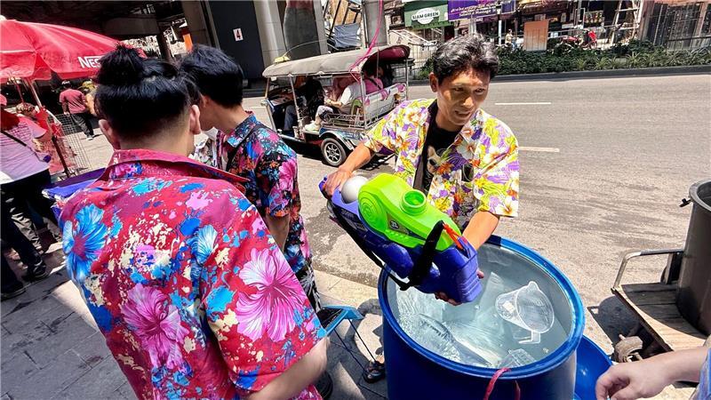 Thailands wildes Wasserfest startet mit Hitzealarm Auf den Partymeilen standen überall Wassercontainer bereit, um die bunten Plastikgewehre neu zu laden.