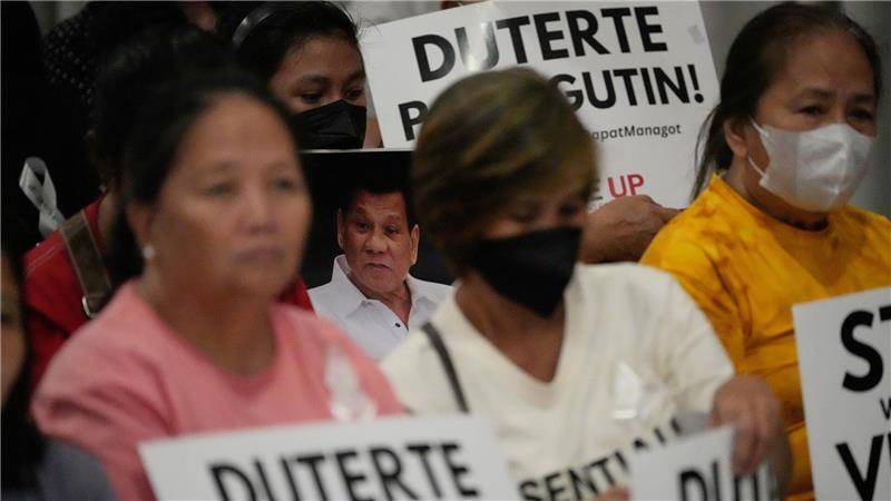 Auf den Philippinen versammelten sich Menschen, um die Anhörung zu verfolgen.