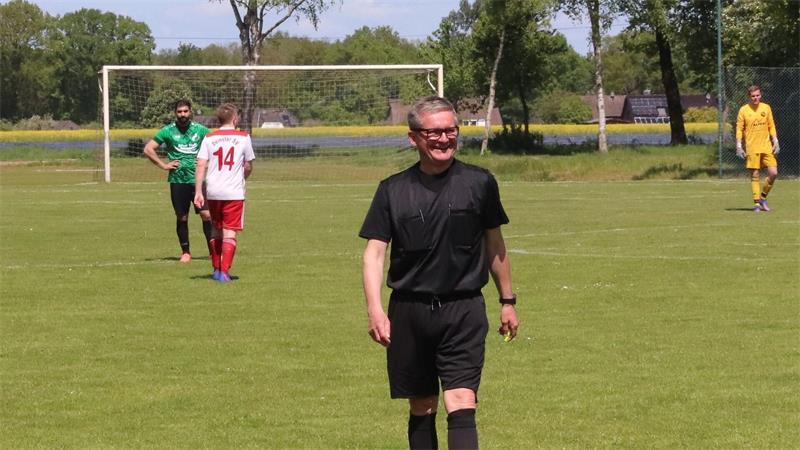 Bekannte Schiedsrichter-Persönlichkeit im Kreis Stade hat ausgepfiffen Auf den Plätzen des Landkreises genoss Willuhn als Schiedsrichter den nötigen Respekt.