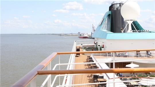 Auf den Prospekten der Kreuzfahrtgesellschaften glänzen Sonnendecks. Werbeneutral heißt es dort: „Erleben Sie die Welt in einer Stadt auf dem Meer.“ Doch was auf den unteren Decks geschieht, bleibt den meisten Reisenden verborgen. 