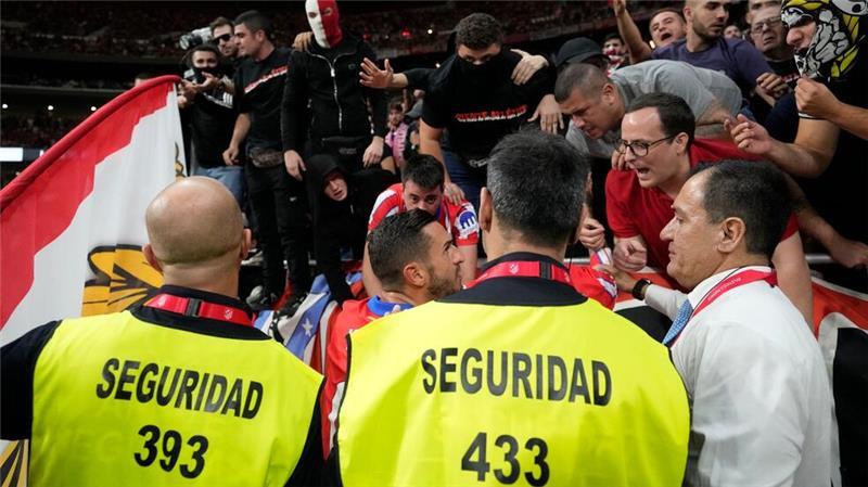 XXL-Unterbrechung in Madrid - Fan-Wut gegen Courtois Auf den Rängen war die Stimmung aufgeheizt.