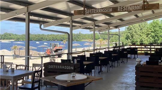 Auf den „Seeterrassen“ am Spadener See finden viele Gäste ein schattiges Plätzchen direkt am Strand.