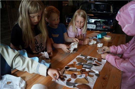 Auf den Spuren der Archäologie begeben sich die Jungen und Mädchen in der Kinder-Uni.