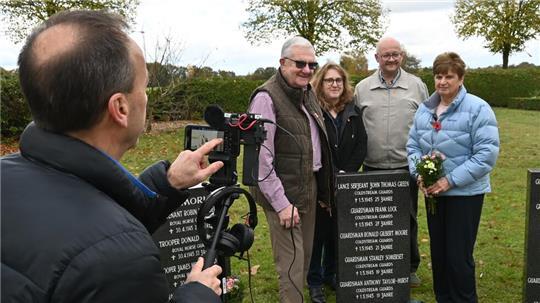Auf den Spuren der toten Soldaten: Der britische TV-Redakteur Peter Bearne filmt für seine Doku, an der Stele stehen Chris Askew, Debbie Bülau, Frank Hoferichter und Rose Askew (von links).
