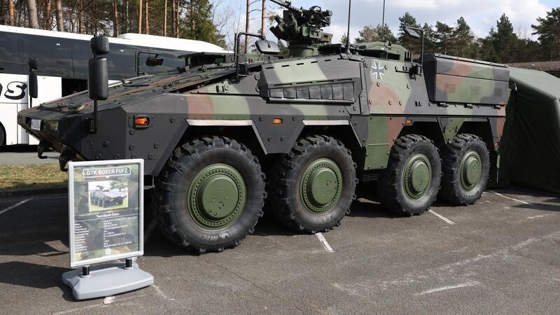 Auf den Straßen im Nordwesten sind derzeit Bundeswehr-Konvois unterwegs (Archivbild).