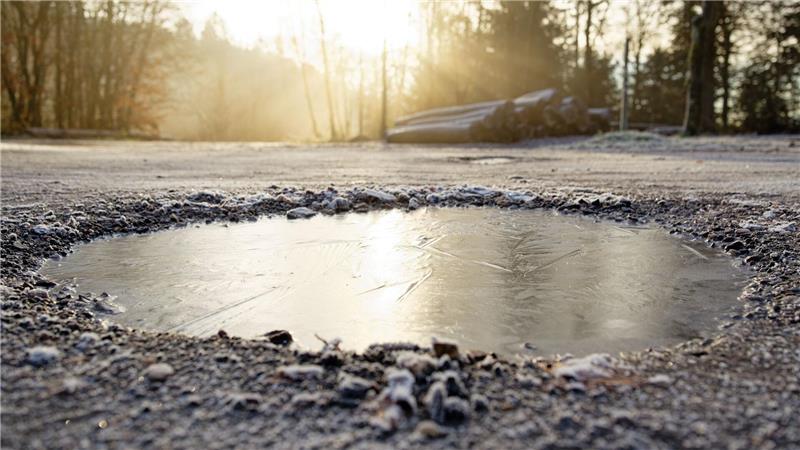 Auf den Straßen kann es wieder glatt werden (Archivbild). 