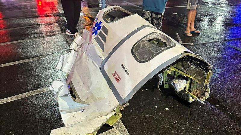 Jet stürzt in USA ab: Sieben Tote und viele Verletzte Auf den Straßen lagen Trümmerteile.