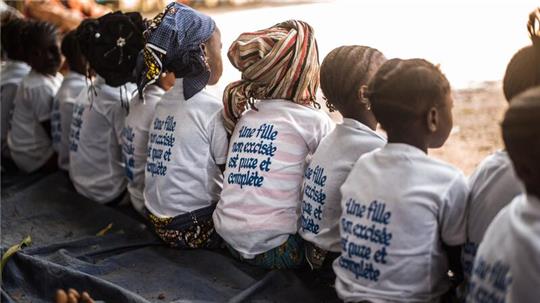 Auf den T-Shirts dieser Mädchen aus Guinea steht: „Ein unbeschnittenes Mädchen ist rein und vollständig“.