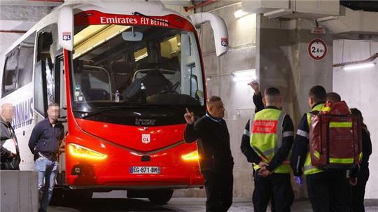 Auf den Teambus von Olympique Lyon gab es einen brutalen Angriff.