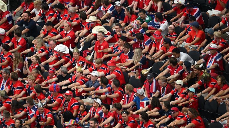 Haaland mit Wikinger-Helm: Norwegen im WM-Achtelfinale Auf den Tribünen ruderten norwegische Fans wieder.