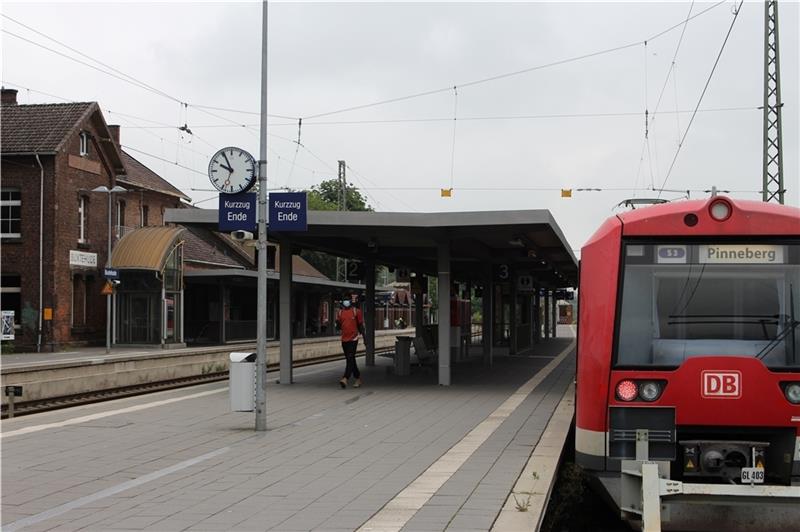 Auf den ersten Blick ein ganz normaler Kleinstadt-Bahnhof, aber in Buxtehude gibt es am Bahnhof einige Baustellen und nicht einmal Toiletten. Fotos: Frank
