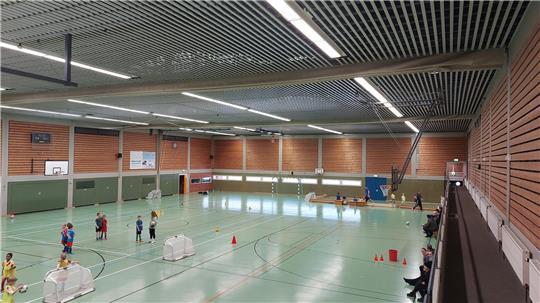 Auf den ersten Blick nicht ersichtlich: Die Dreifachturnhalle in Freiburg ist sanierungsbedürftig.