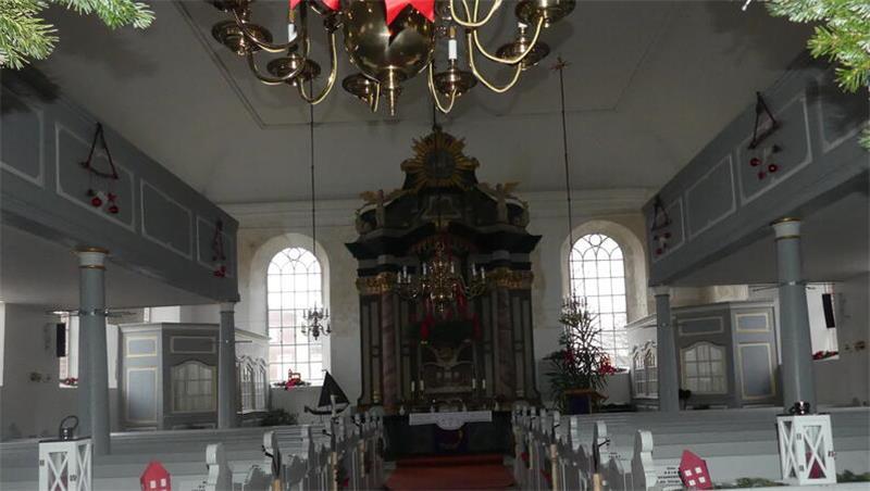 Auf den ersten Blick präsentiert sich der adventlich dekorierte Innenraum der Drochterser Kirche hell und hübsch.