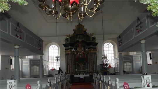Auf den ersten Blick präsentiert sich der adventlich dekorierte Innenraum der Drochterser Kirche hell und hübsch.