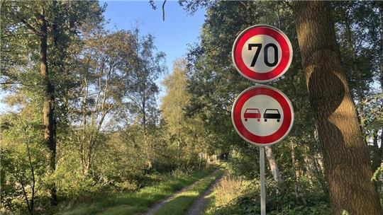 Auf den ersten Blick scheinen das Tempo-70-Schild und das Überholverbot mitten im Wald überflüssig. Doch die Beschilderung steht im Zusammenhang mit dem Bau der Trasse SuedLink.