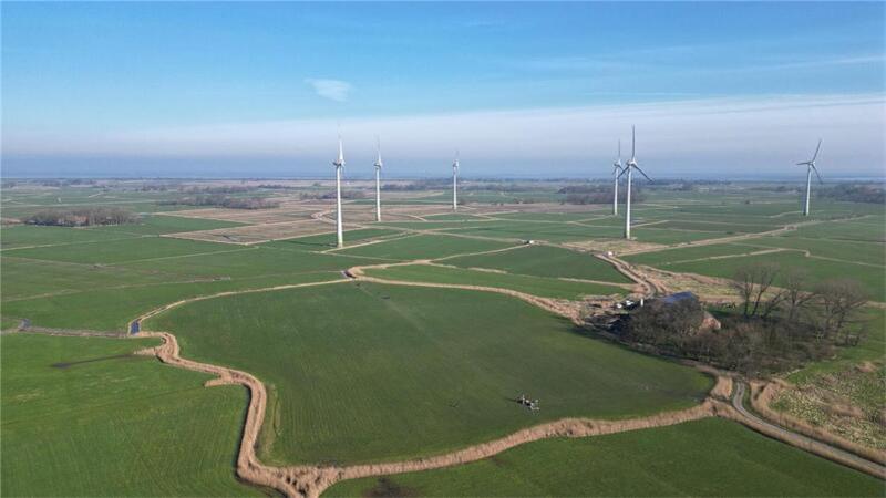 Auf den ersten Blick unscheinbar, aber doch voller Geheimnisse und höchst spannend für Küstenforscher: die links von dem landwirtschaftlichen Gehöft gelegene Wurt Hasenburg in Butjadingen aus der Vogelperspektive.