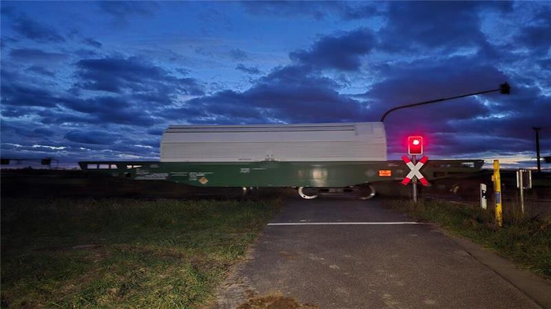 Nach vier Jahren: Ein Castor-Zug kommt in Deutschland an Auf den letzten Metern vor dem Ziel wird es schon dunkel. Gegen 17.45 Uhr passierte der Zug mit den vier Behältern den Zaun des Kraftwerksgeländes in Philippsburg.