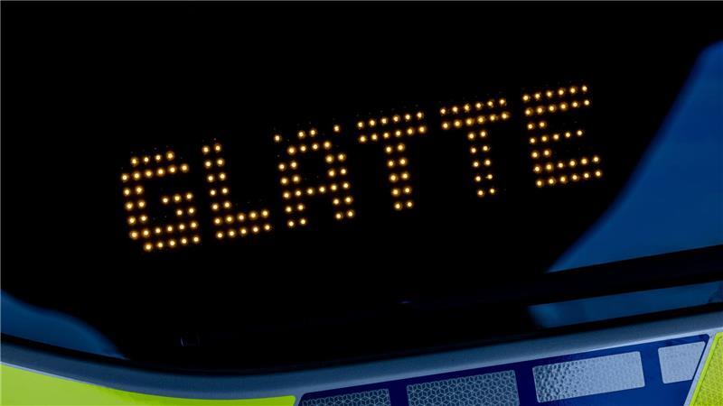 Auf den nassen Wegen und Straßen im Land kann es laut DWD glatt werden. (Symbolbild)