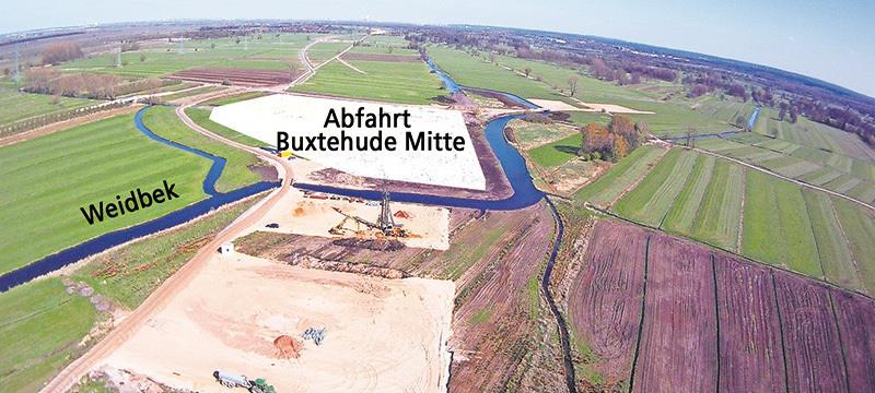 Auf den vier Sandflächen finden derzeit Bodenverbesserungsarbeiten statt. Der Bach Weidbek wurde provisorisch verlegt und der alte Verlauf zugeschüttet.