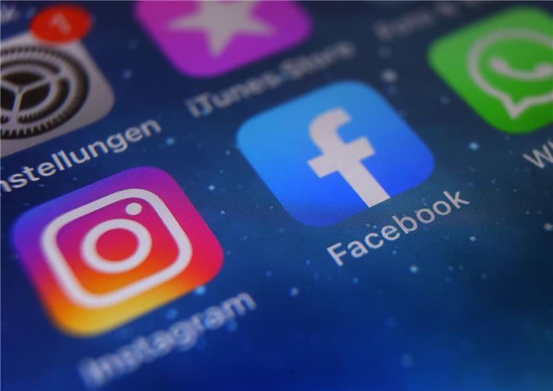 Auf den Social-Media-Plattformen Facebook und Instagram will die Kreisverwaltung auch über ihren Arbeitsalltag informieren. Foto: dpa
