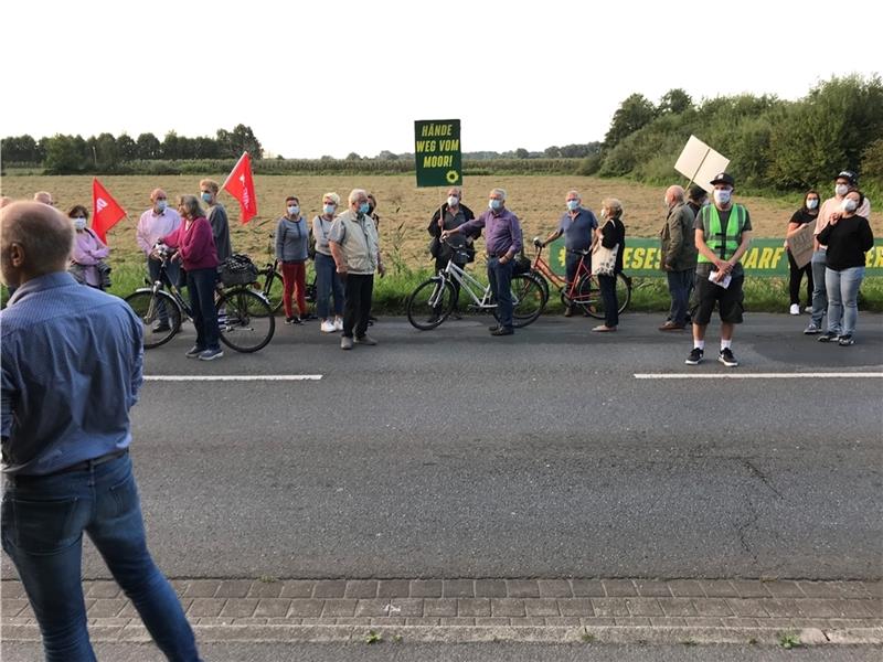 Auf der 1,35 Hektar großen Fläche hinter den Demonstranten soll ein neuer Aldi-Markt gebaut werden. Fotos: Wisser