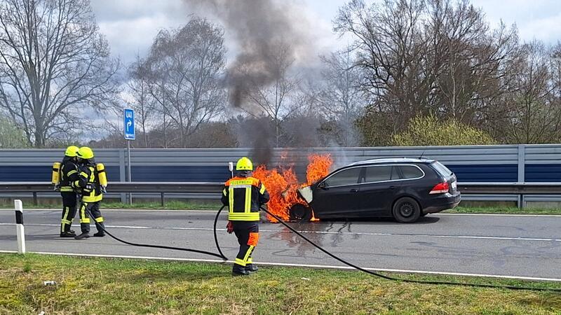 Auf der A1-Abfahrt Stuckenborstel ist ein Auto in Brand geraten.