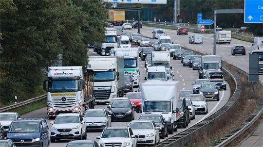 Auf der A1 bei Bremen war es bereits am Freitagmittag voll.