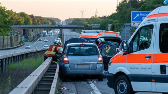 Auf der A1 bei Hollenstedt kam es am Sonntagabend zu einem Unfall, an dem mehrere Fahrzeuge beteiligt waren.