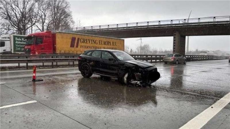 Auf der A1 bei Reeßum soll die glatte Straße Ursache für den Unfall gewesen sein.