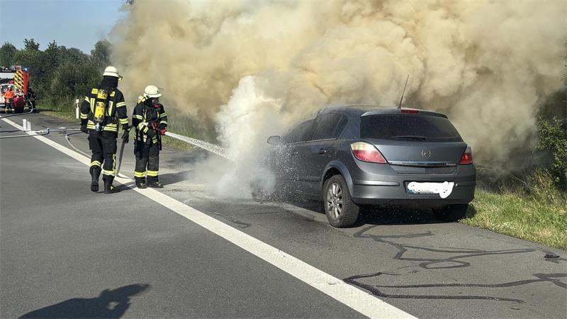 Auf der A1 bei Sittensen geriet ein Opel plötzlich in Flammen.