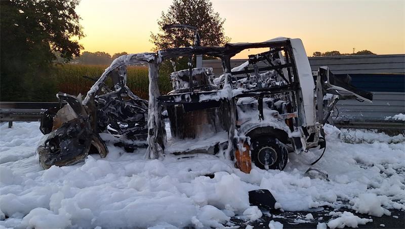 Auf der A1 bei Stuckenborstel brannte ein Transporter mit Sauerstoffflaschen, eine Flasche explodierte und beschädigte zwei Pkw.