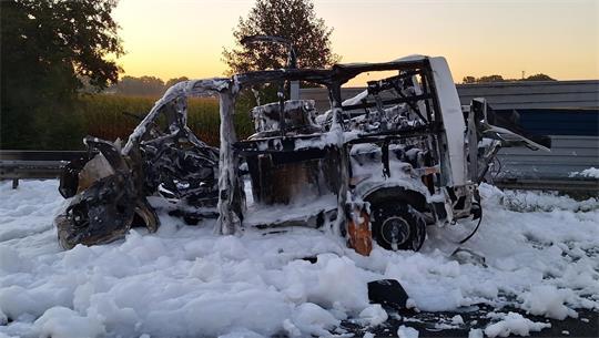Auf der A1 bei Stuckenborstel brannte ein Transporter mit Sauerstoffflaschen, eine Flasche explodierte und beschädigte zwei Pkw.