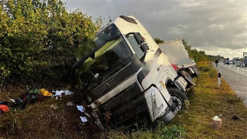 150.000 Euro Schaden auf A1 – Wohnmobil in Hollenstedt ausgebrannt Auf der A1 kam es am Sonnabend zu mehreren Unfällen. Bei Stuckenborstel kollidierte ein Pkw mit einem Sattelzug; der Schaden liegt bei rund 150.000 Euro.