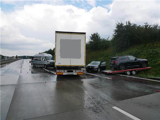 Auf der A1 kam es zu einer Massenkarambolage mit insgesamt sechs Fahrzeugen. Foto: Polizei
