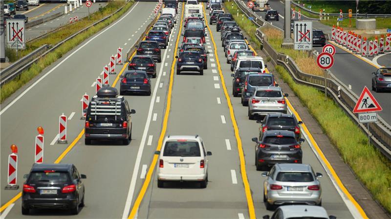 Auf der A1 müssen Autofahrer in Richtung Bremen am Freitag mit Behinderungen rechnen. (Symbolbild)