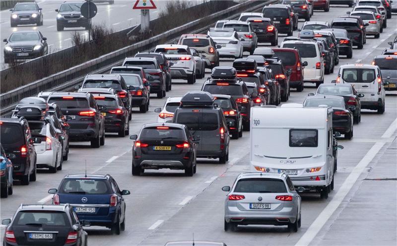 Auf der A1 mussten in Richtung Süden zwei Spuren gesperrt werden. Symbolfoto: dpa