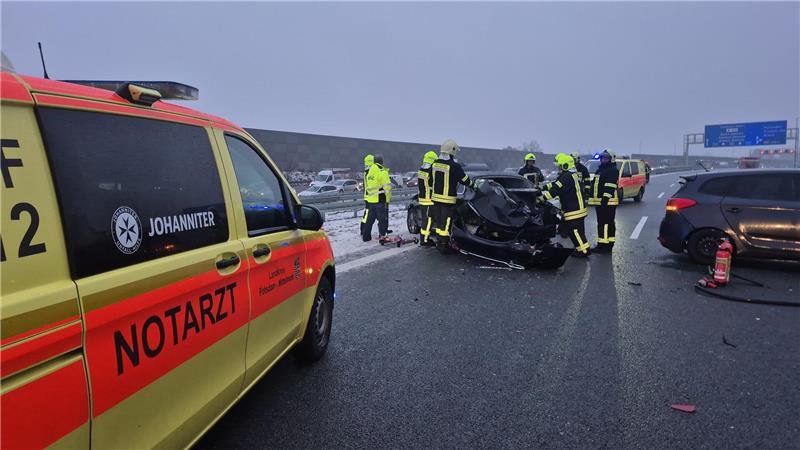 Auf der A10 krachten am Donnerstag zahlreiche Autos auf spiegelglatter Fahrbahn zusammen. Es gab viele Verletzte.
