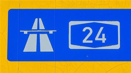 Auf der A24 ist ein Motorradfahrer schwer verletzt worden. (Symboldbild)