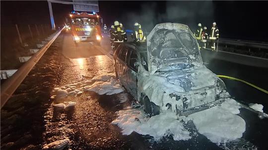 Auf der A26 geriet am Sonnabend gegen 20 Uhr ein Auto in Brand. Der Fahrer flüchtete.