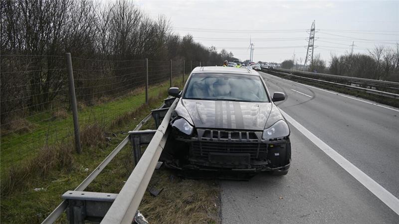 Auf der A26 ist ein Porsche mit einem Renault zusammengestoßen.