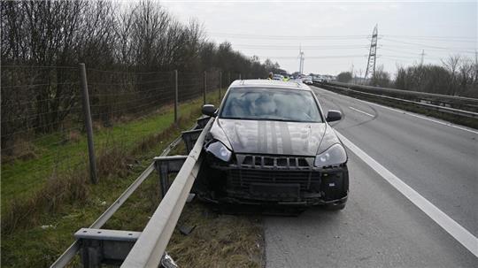 Auf der A26 ist ein Porsche mit einem Renault zusammengestoßen.