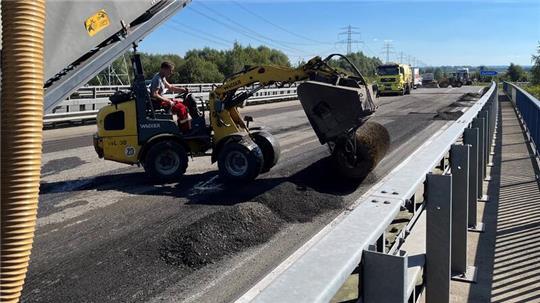 Auf der A26 wird - wie im Sommer 2023 in Horneburg - die Asphaltdecke saniert.