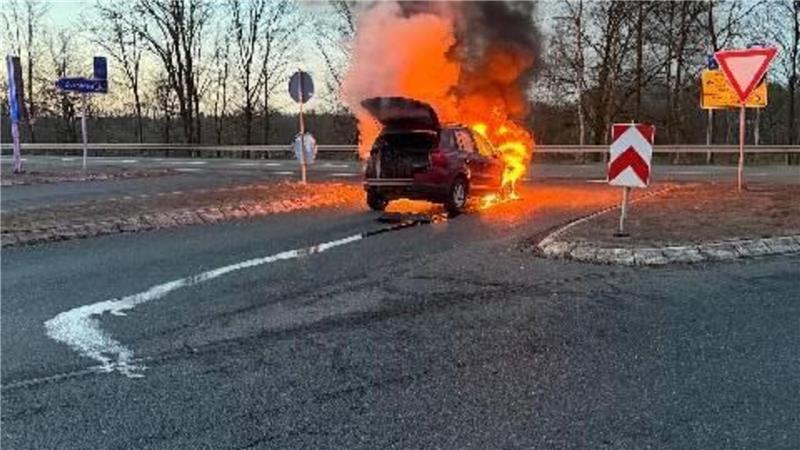 Tödlicher Unfall auf A7: Beifahrer stirbt Auf der A27-Abfahrt der Anschlussstelle Debstedt fängt das Auto plötzlich Feuer.